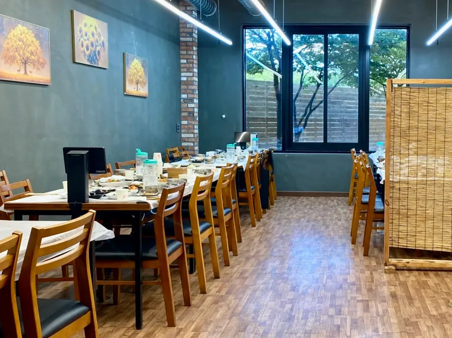 강릉맛드린 넓은 매장 내부