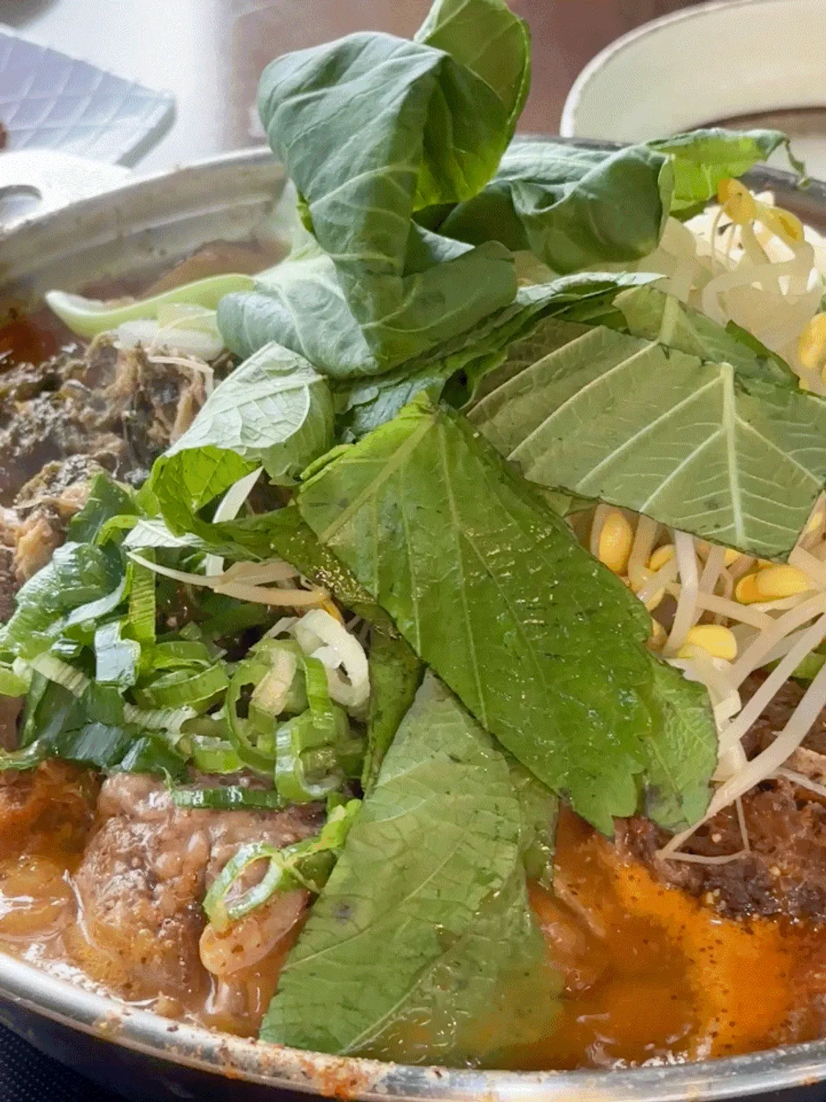 콩나물을 넣은 맛드린 감자탕