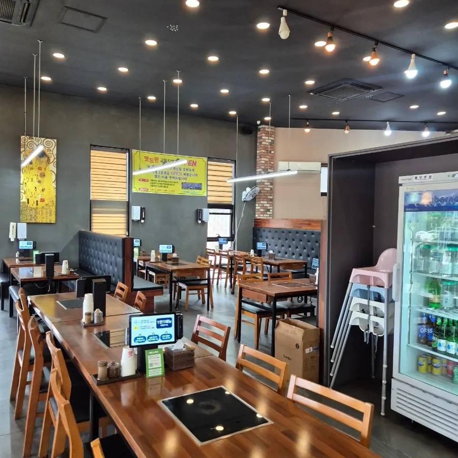 맛드린 매장 내부 단체석