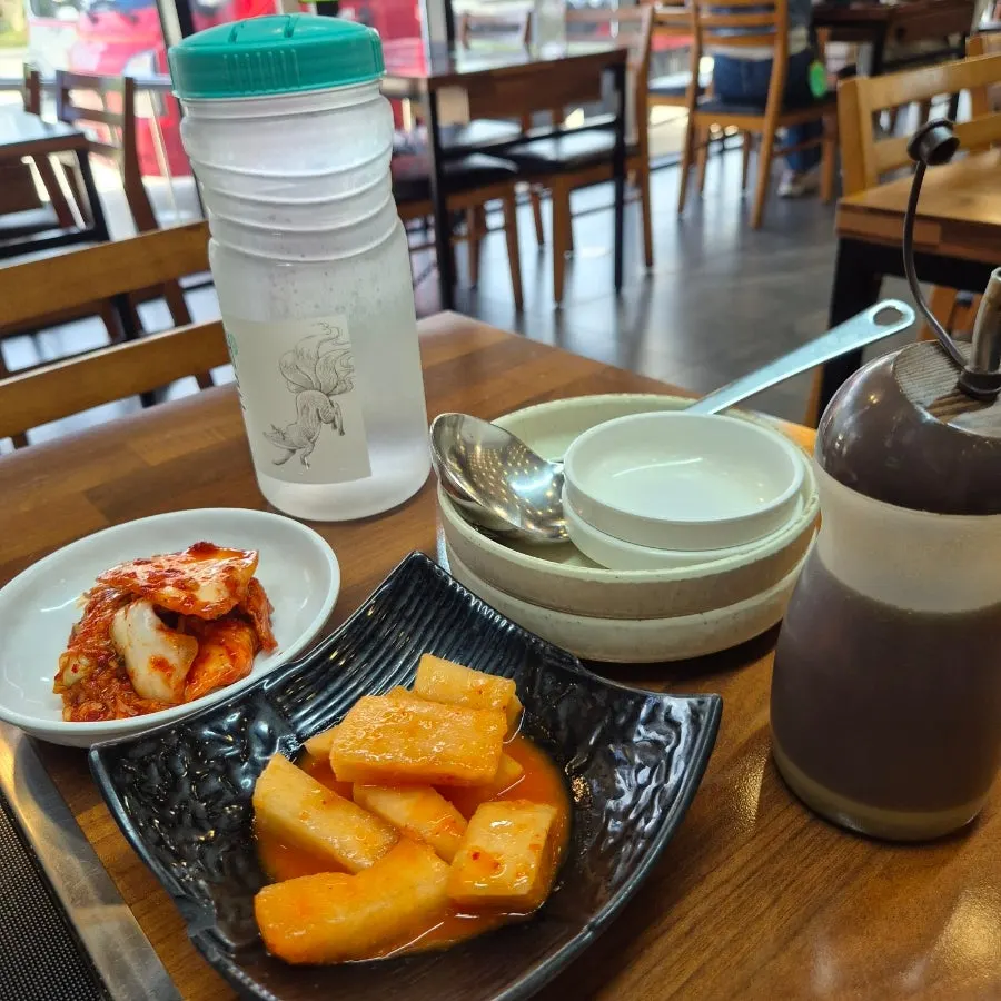 김치 깍두기와 간장소스 기본상