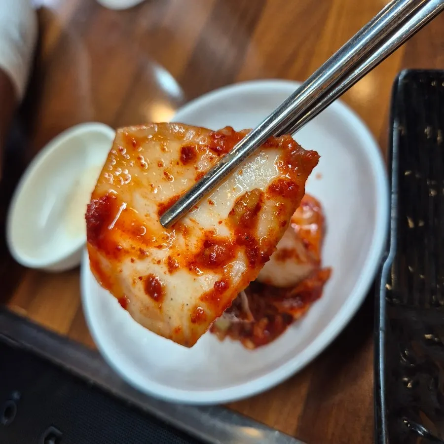 테이블 반찬 김치와 깍두기