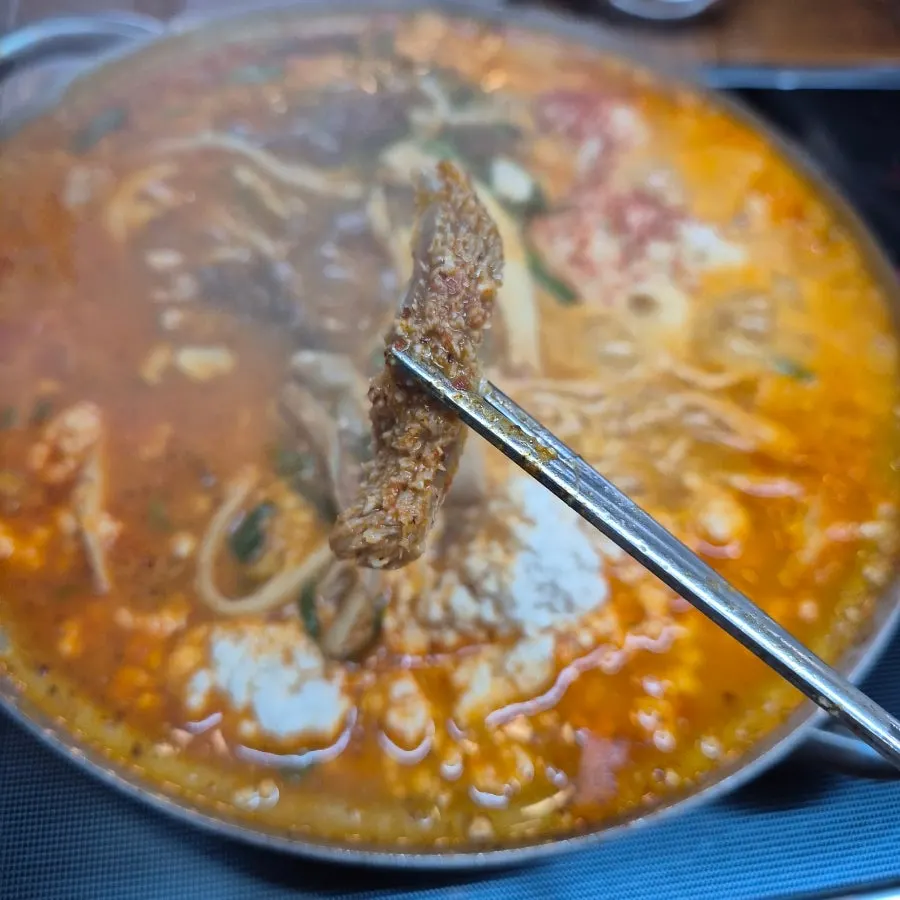소스에 찍어 먹는 전골 내장