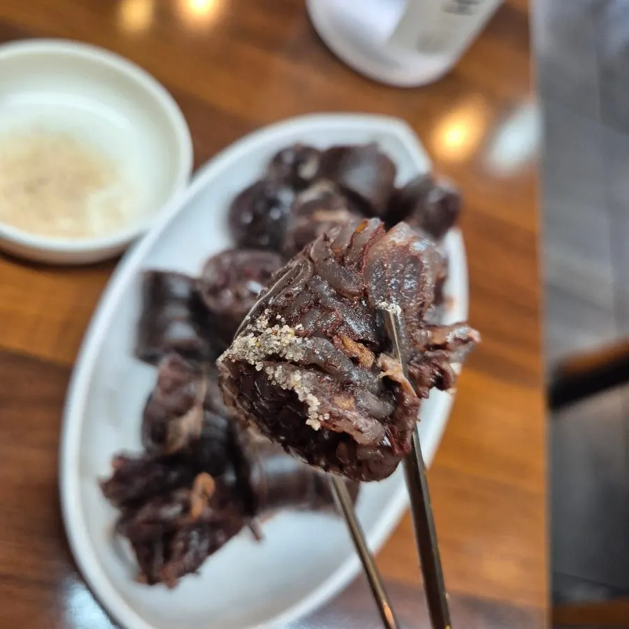 소금과 함께 먹는 찰순대
