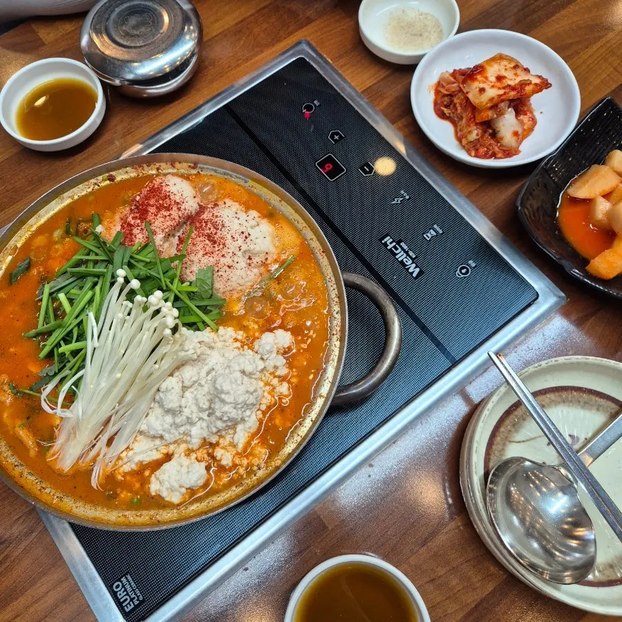 김치와 함께 먹는 뜨끈한 전골
