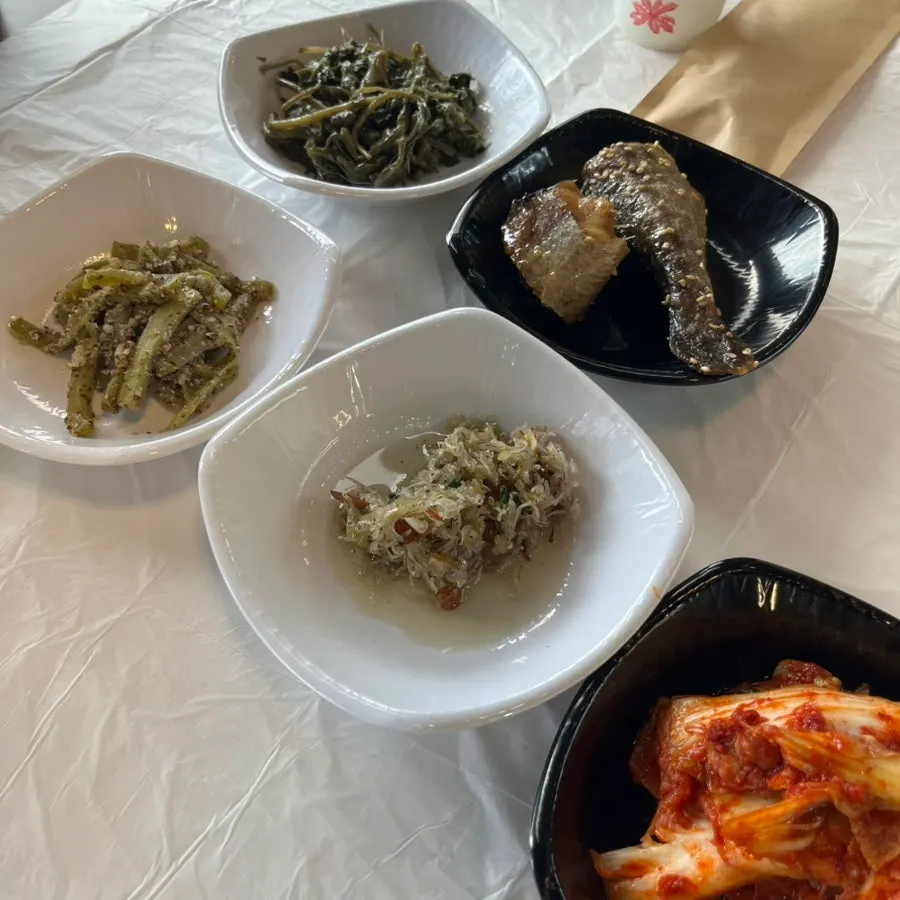 개별포장된 수저와 세팅된 상