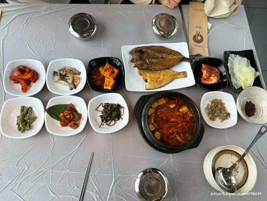 Ojukheon Hansang table setting at Saimdang Bueok, a Korean set meal restaurant in Gangneung