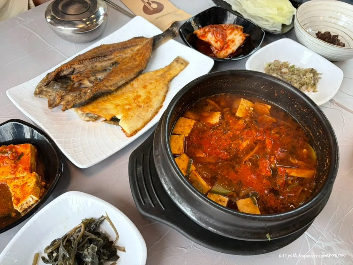 Full view of the Ojukheon Hansang set spread at Saimdang Bueok