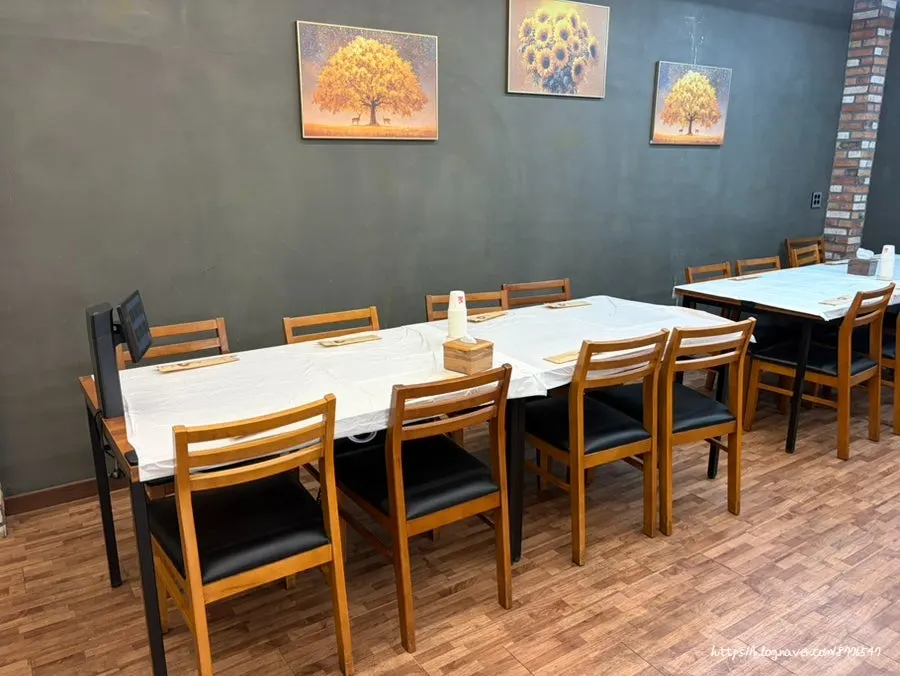Clean interior seating and dining hall at Saimdang Bueok