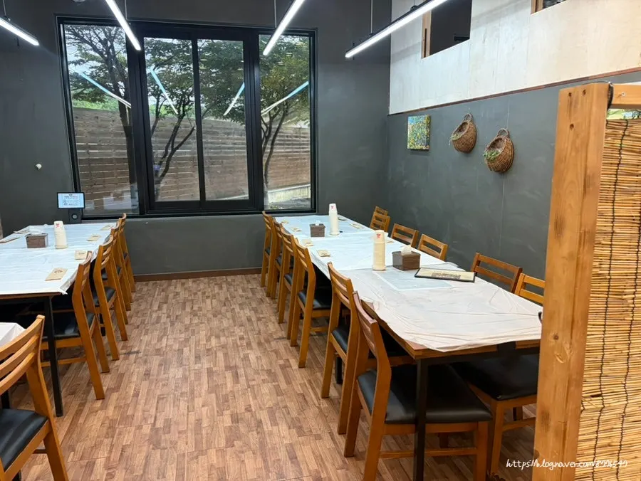 Early morning atmosphere in the dining hall of Saimdang Bueok
