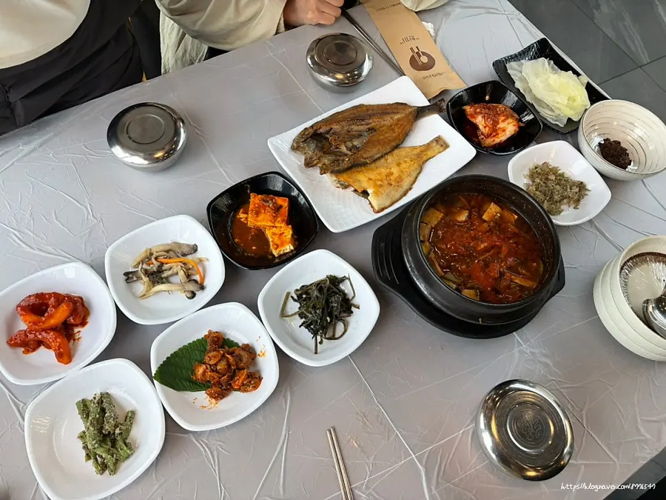 Ojukheon Hansang side dishes with grilled fish and doenjang jjigae