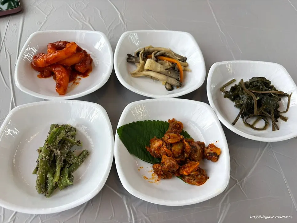Carefully prepared basic side dish plates