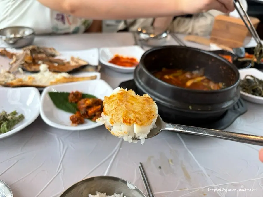 Final table setting as the meal wraps up at Saimdang Bueok