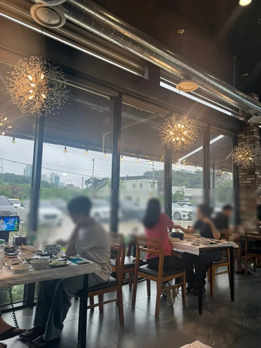 통창과 창가 조명이 있는 매장 창가 자리