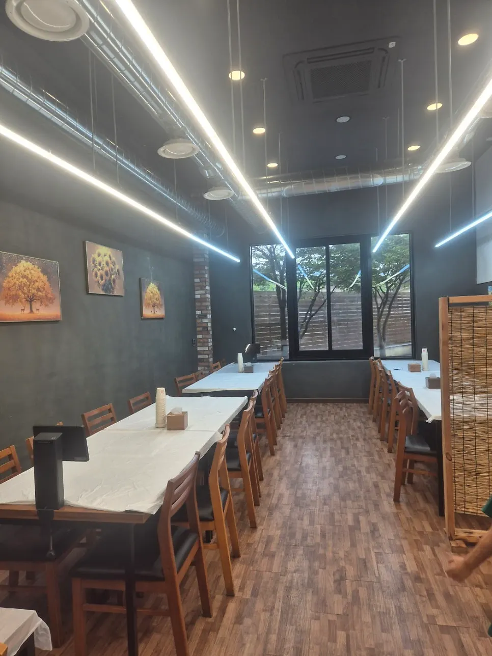 Interior blending brick and lighting
