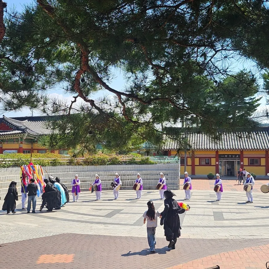 Entrance to Saimdang Bueok, a 3-minute walk from Ojukheon