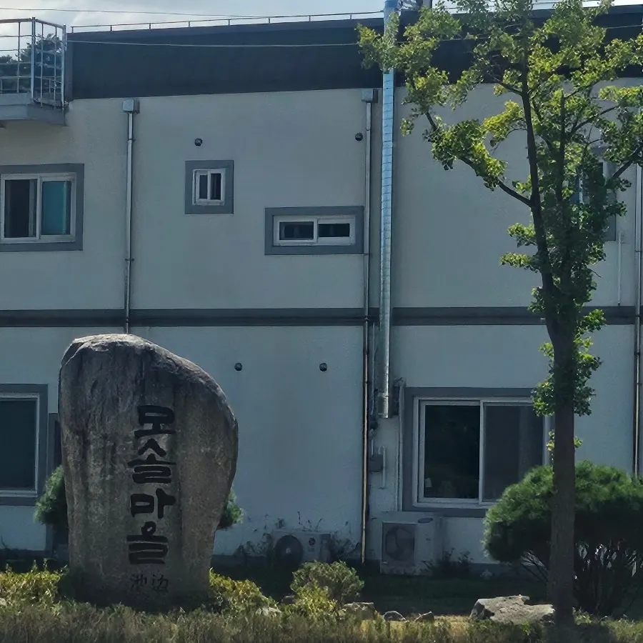 Overall view of the Saimdang Bueok storefront