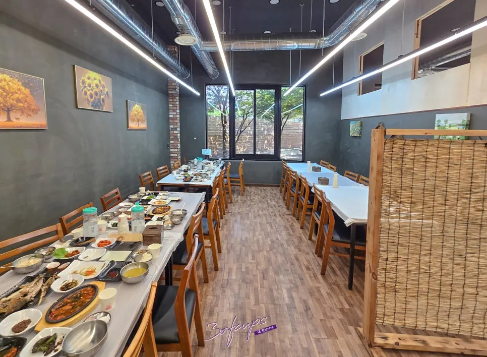 Room-like separated group seating inside Saimdang Bueok