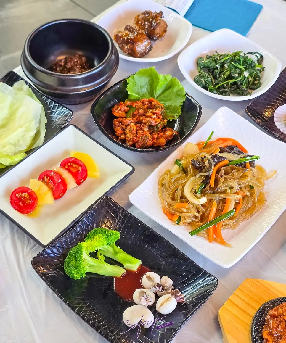 Seasoned greens, cockle salad, and other side dishes at Saimdang Bueok
