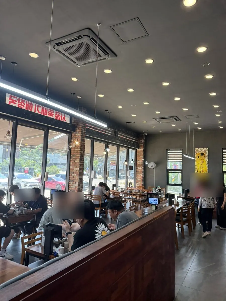 가게 앞 넓은 주차 공간