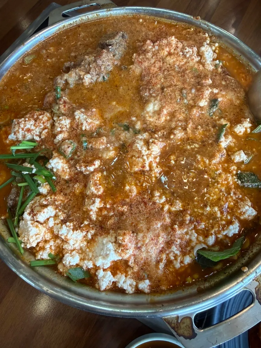 부드러운 등뼈가 들어간 순두부감자탕