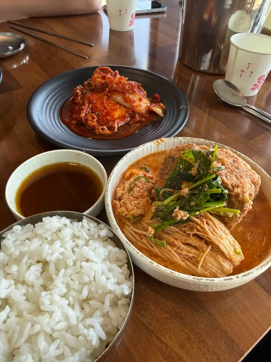 한소끔 끓여 비지찌개처럼 된 감자탕 국물