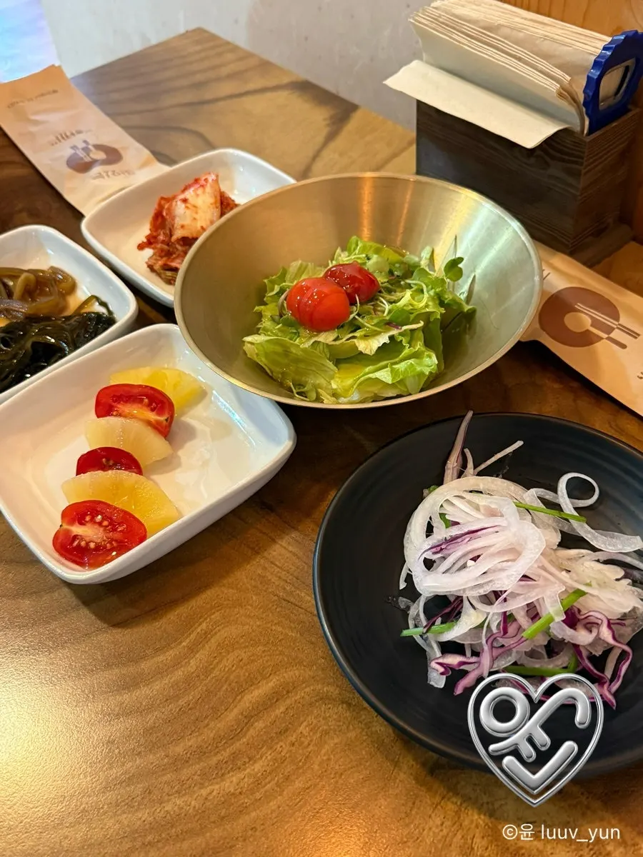 강릉옥 밑반찬과 쌈 채소 상차림
