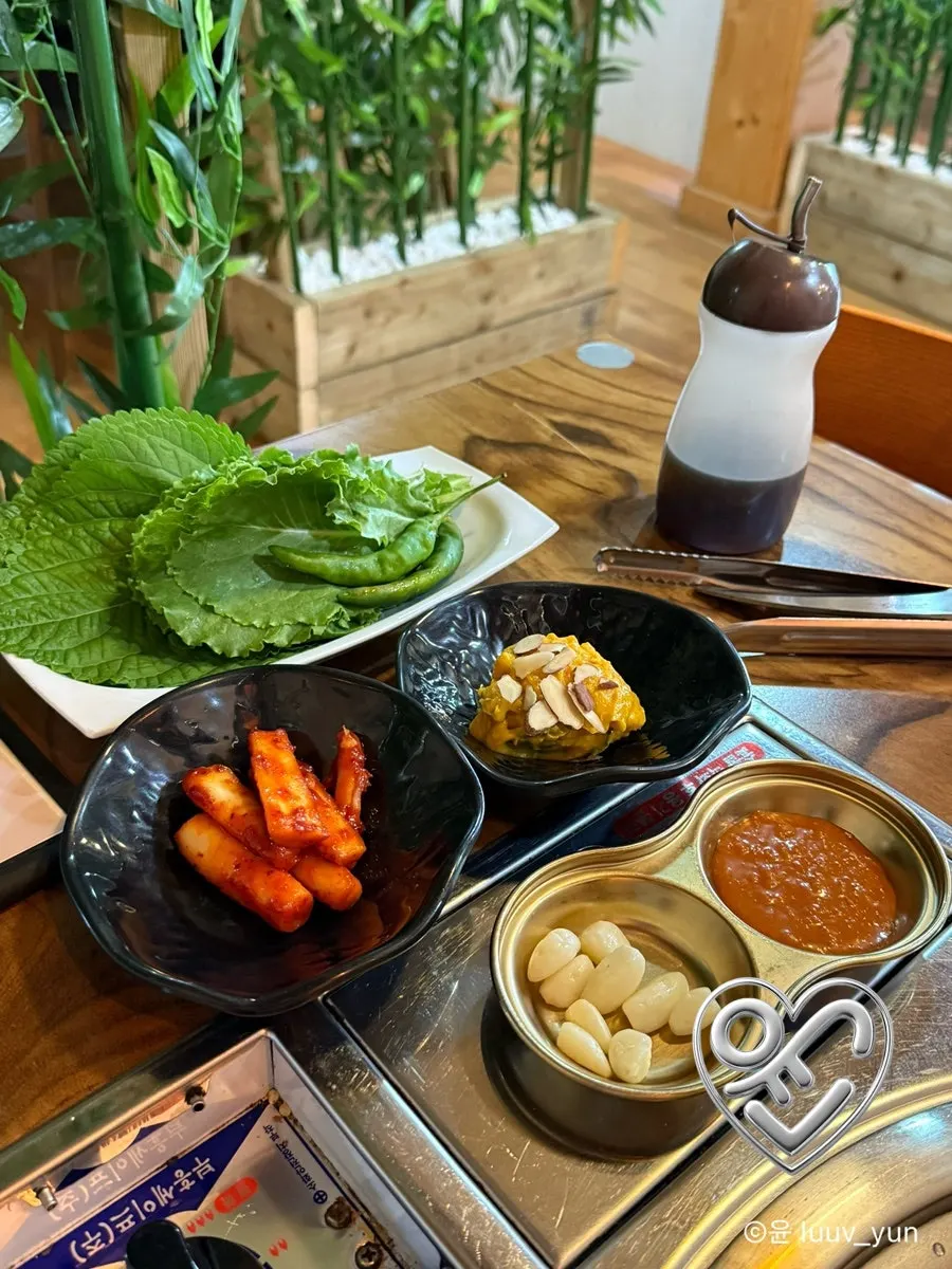 장아찌와 양파절이 등 강릉옥 반찬