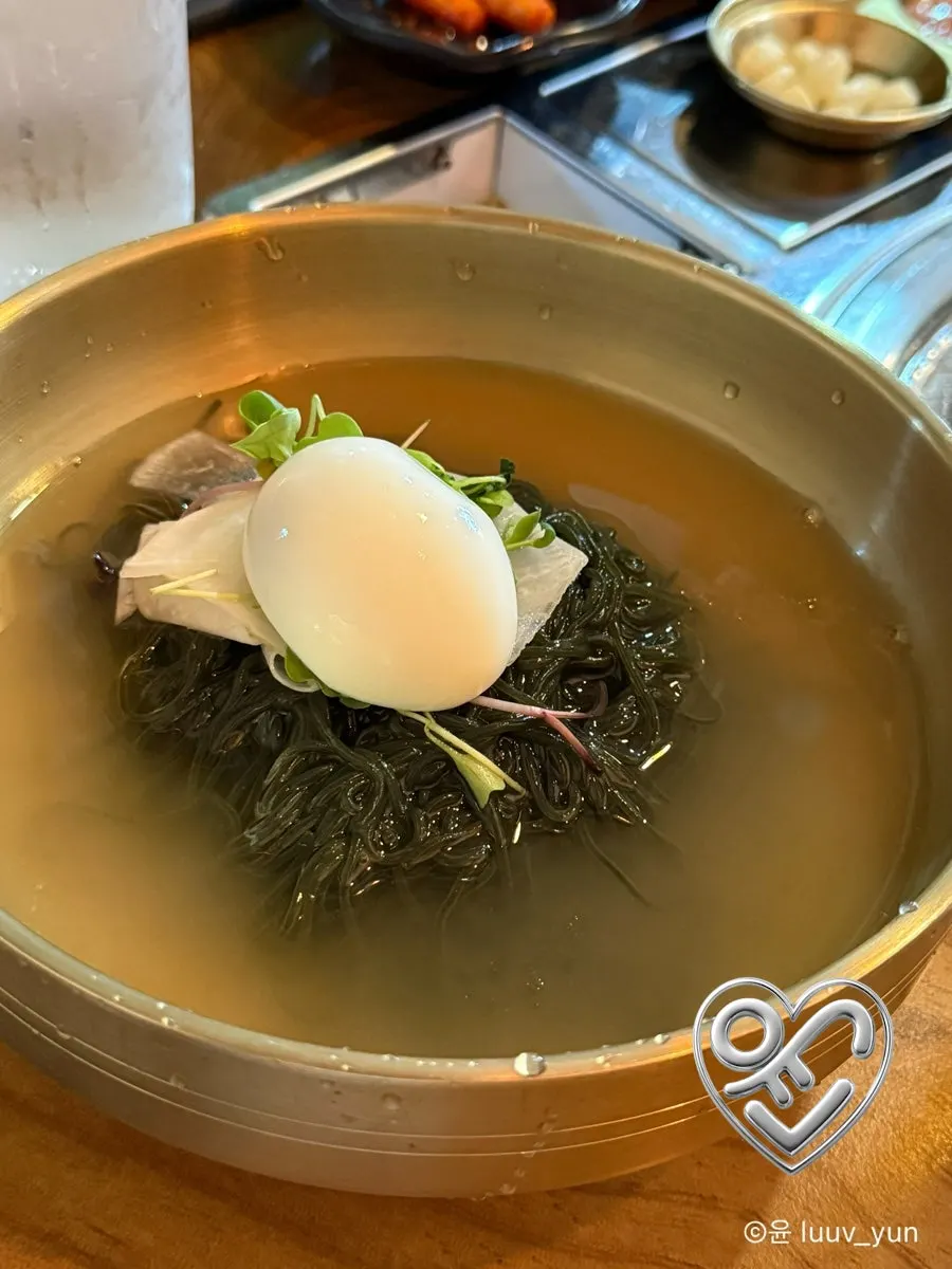 양념이 밴 강릉옥 돼지갈비 접시
