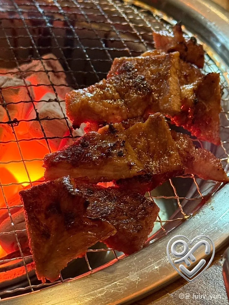 숯불에 구워지는 강릉옥 양념돼지갈비