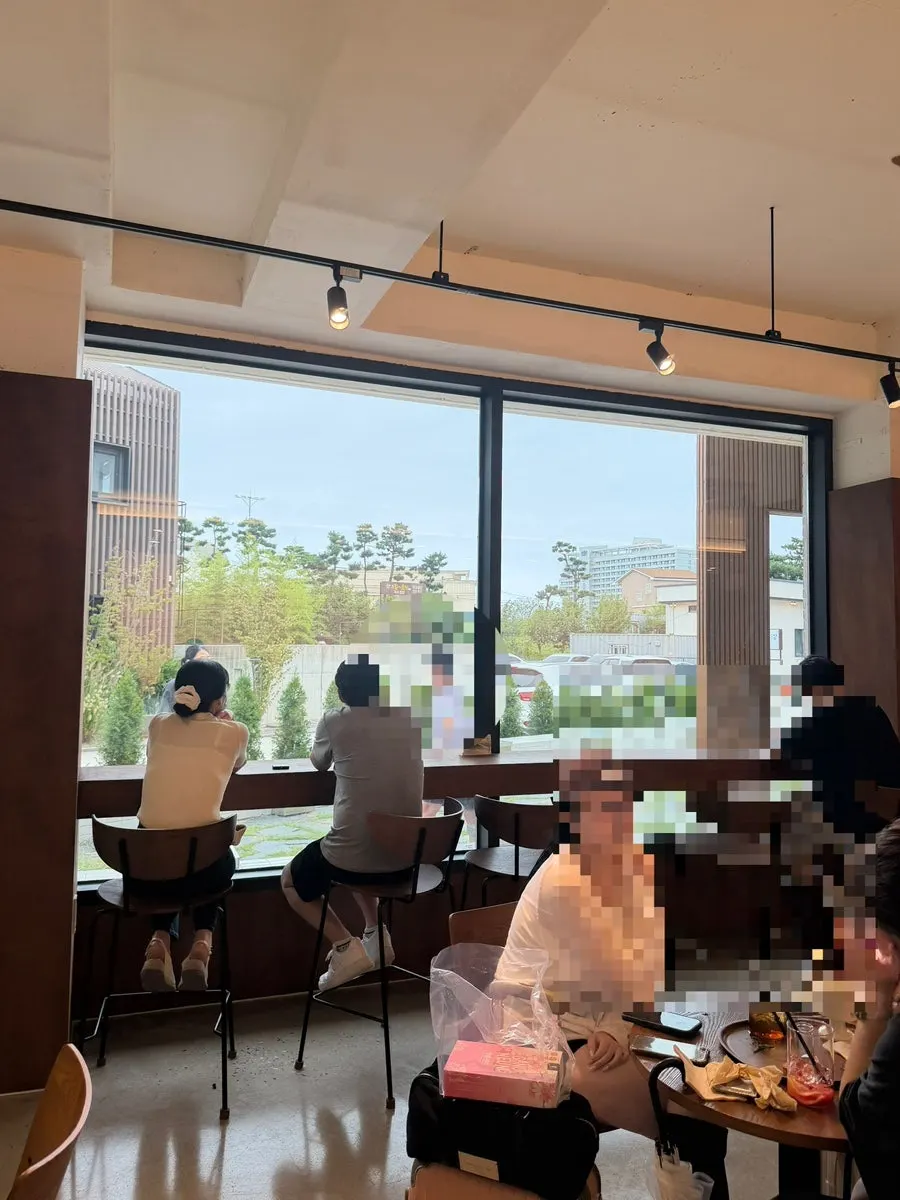 Spacious private café parking area