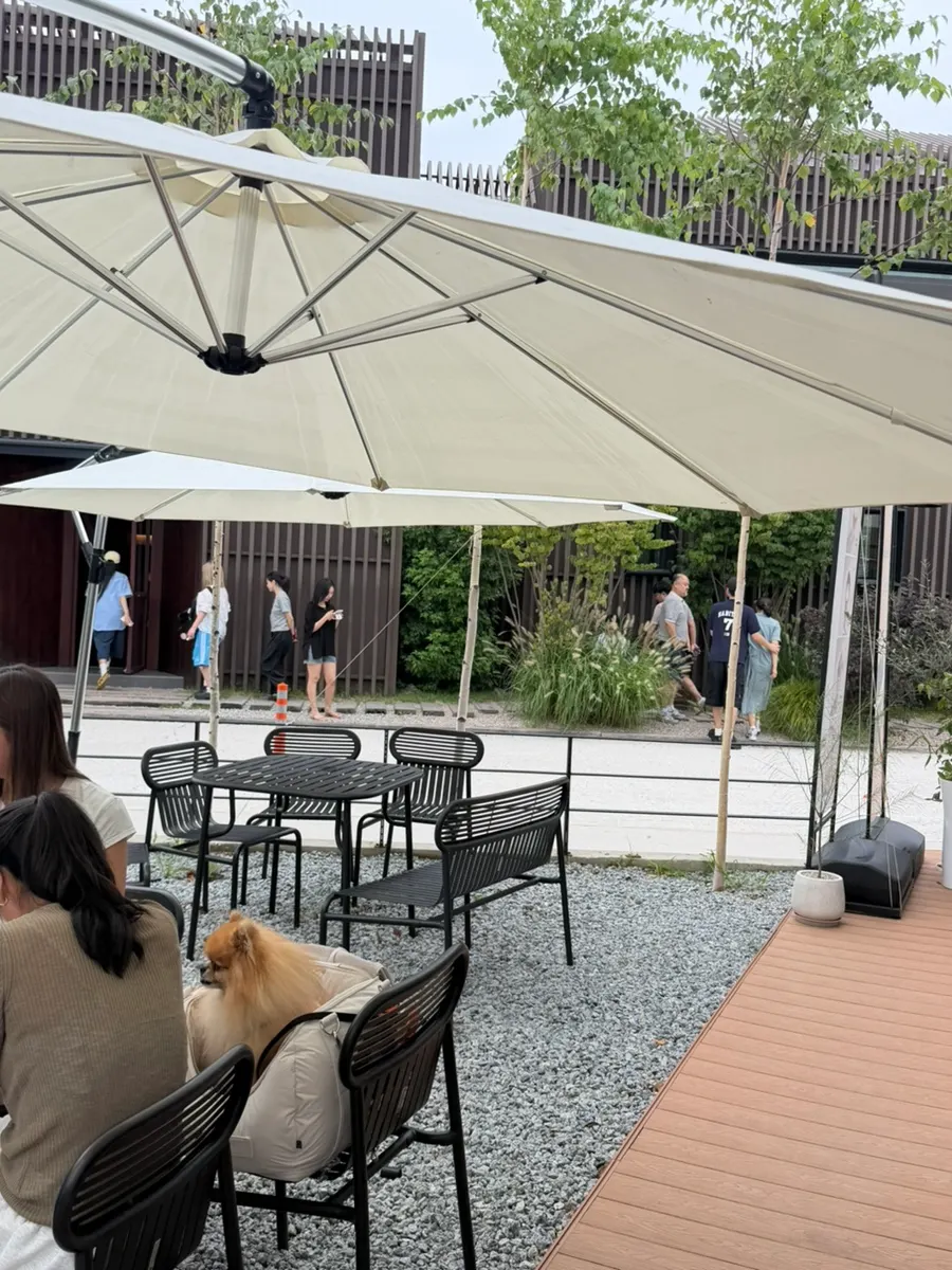 Campfire-style outdoor terrace