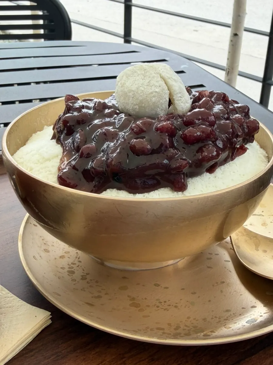 Shaved ice topped with red beans and misutgaru