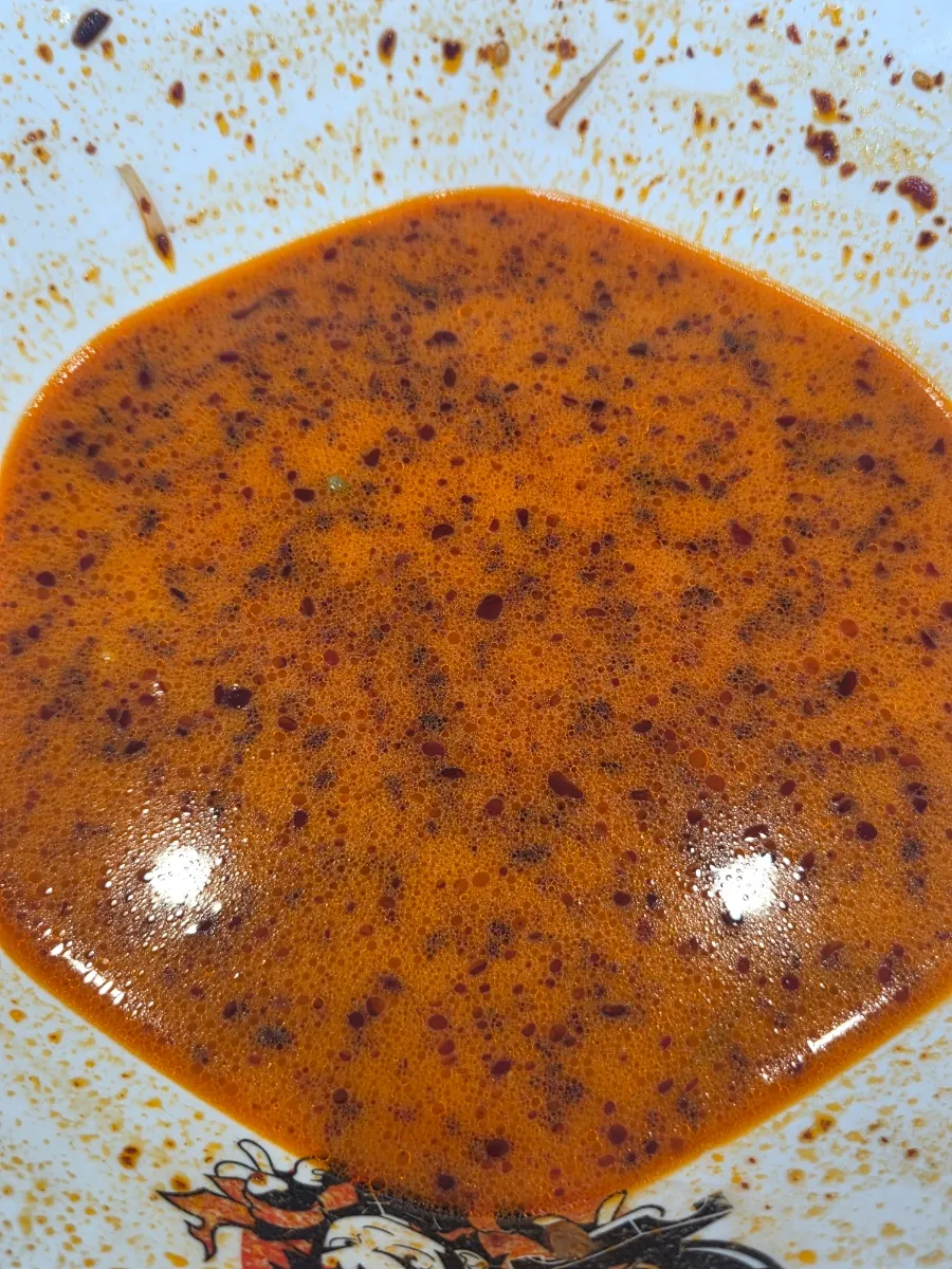국물만 남기고 비운 마라탕 그릇