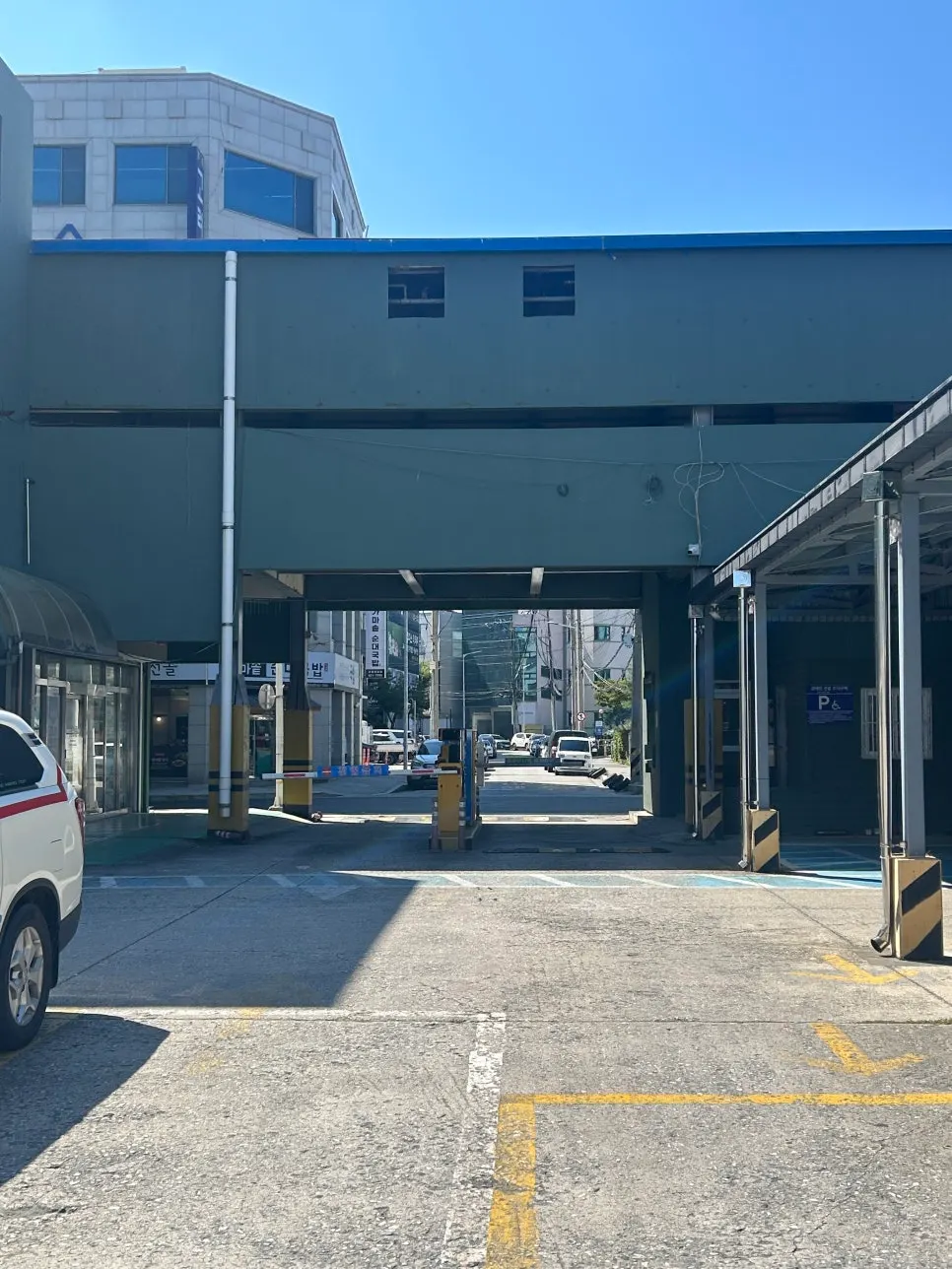 Free parking banner in front of the building