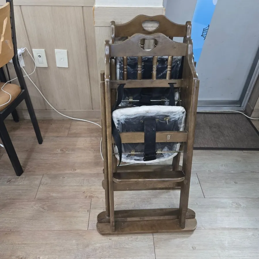 여유 있게 배치된 테이블과 아기의자