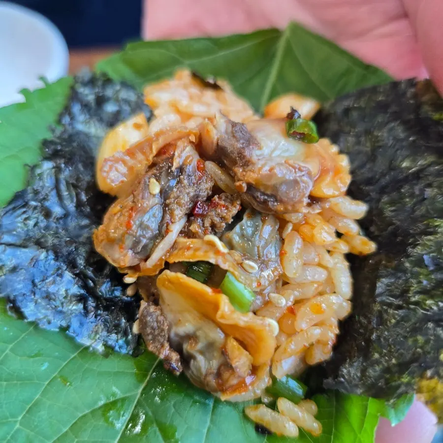 매콤짭조름한 양념이 밴 꼬막살 클로즈업