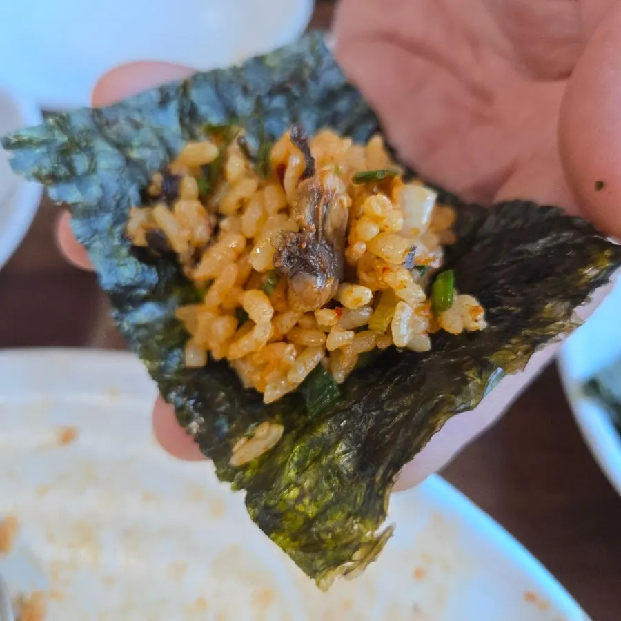 김에 밥과 꼬막을 올린 한입 쌈
