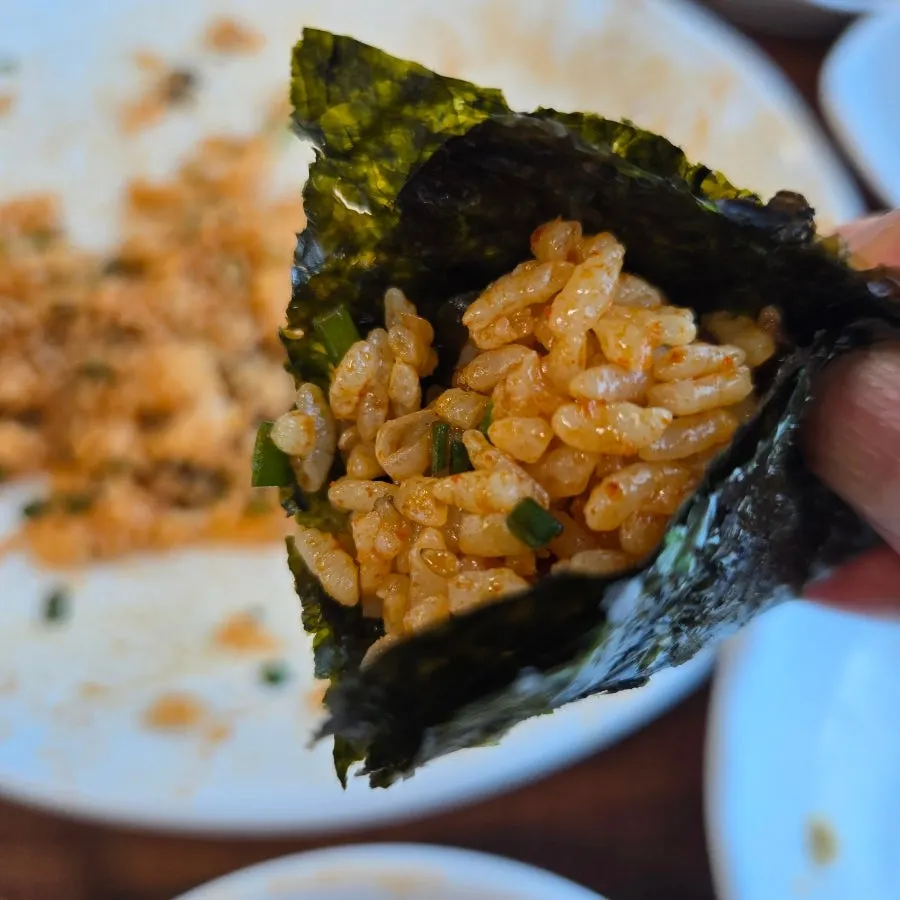 깻잎에 꼬막비빔밥을 올린 모습