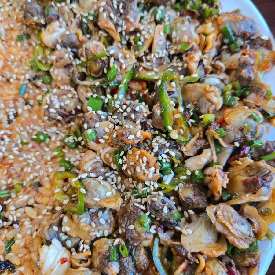 비벼 먹는 꼬막비빔밥 한 그릇