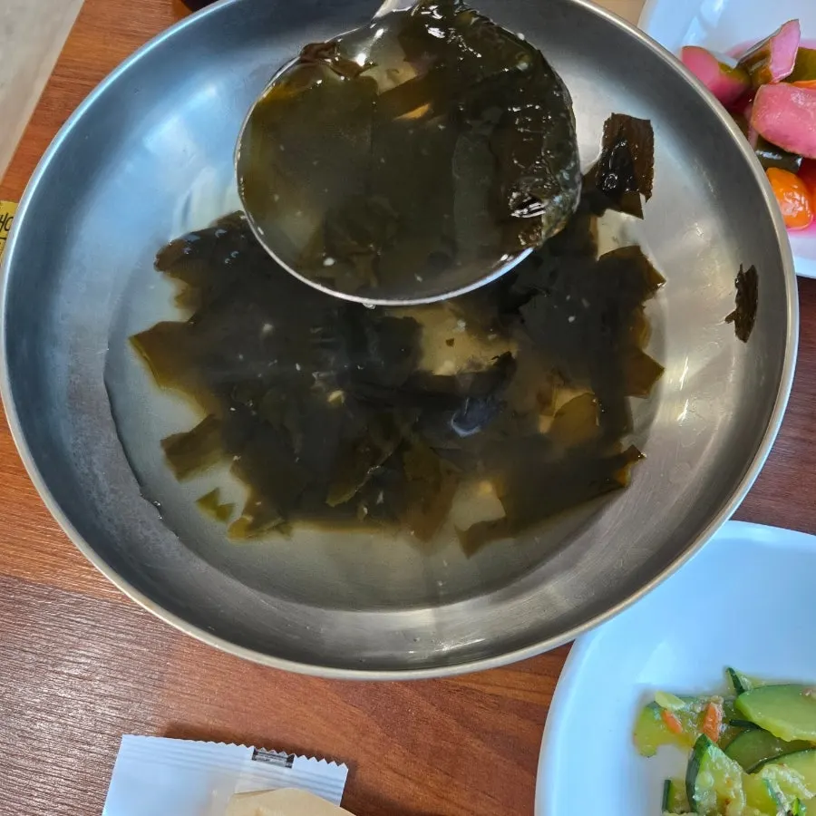 대표님이 직접 만든 기본 반찬 구성