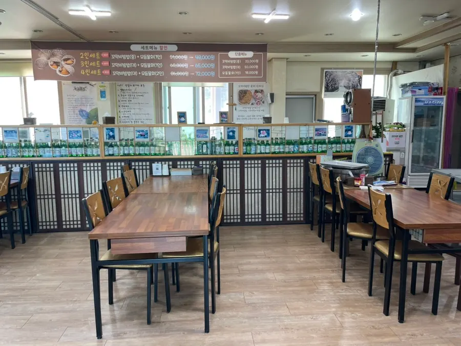 연화마을 꼬막비빔밥 입구와 매장 내부 입구 쪽
