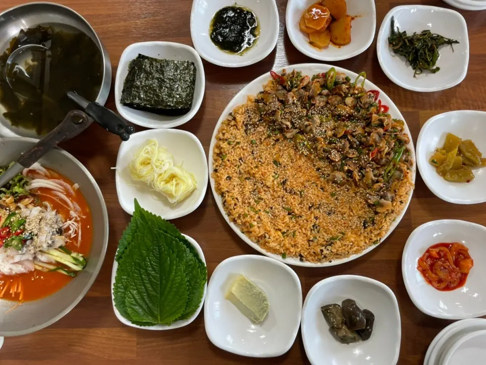 꼬막비빔밥과 물회 2인 세트 한 상 차림