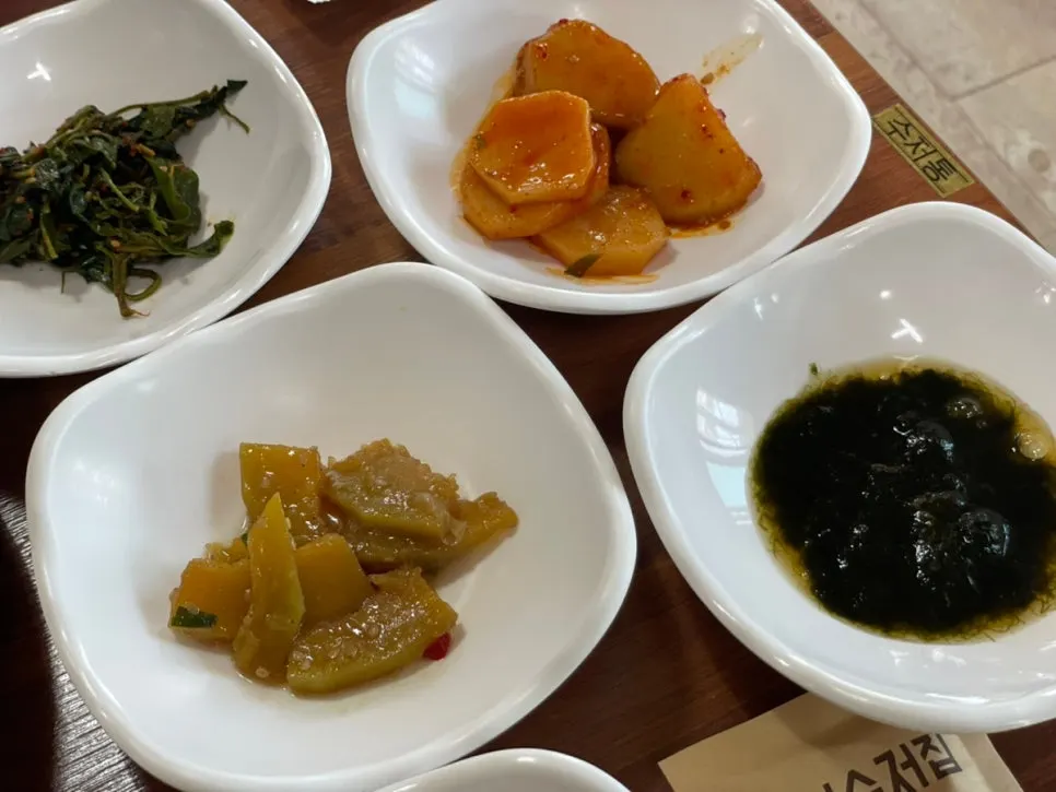 정갈하게 깔린 기본 밑반찬 상차림