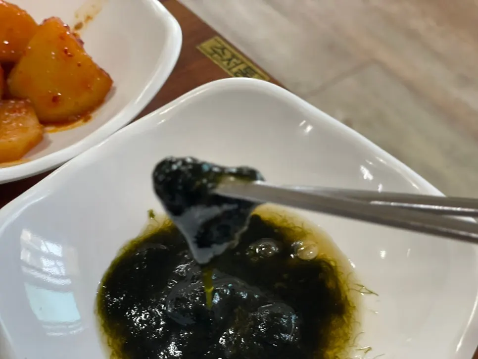 연화마을 꼬막비빔밥 밑반찬 접시