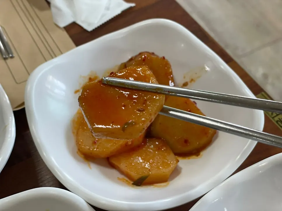 밑반찬 10가지 중 일부 접시