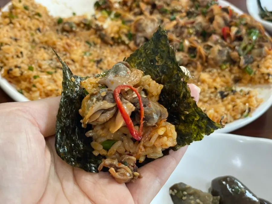 김에 싸 먹는 꼬막비빔밥 한 입