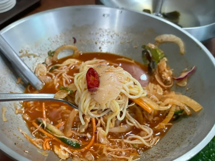 물회에 소면을 말아 넣은 모습