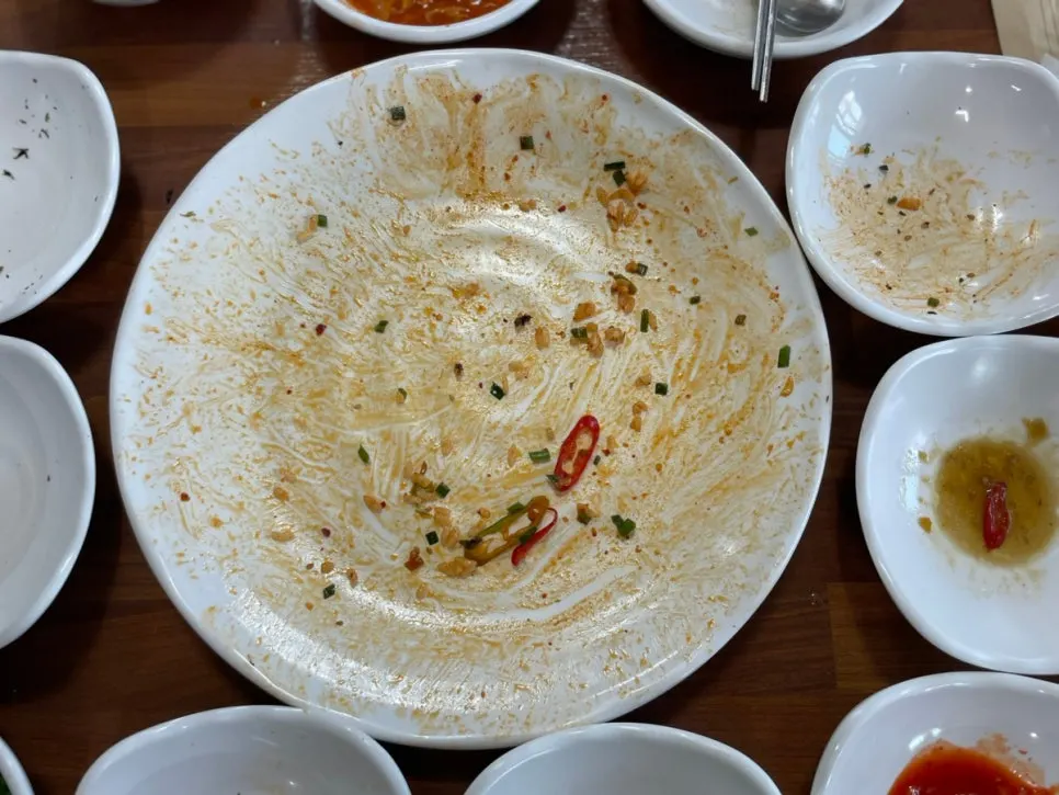 거의 다 비운 2인 세트 상차림
