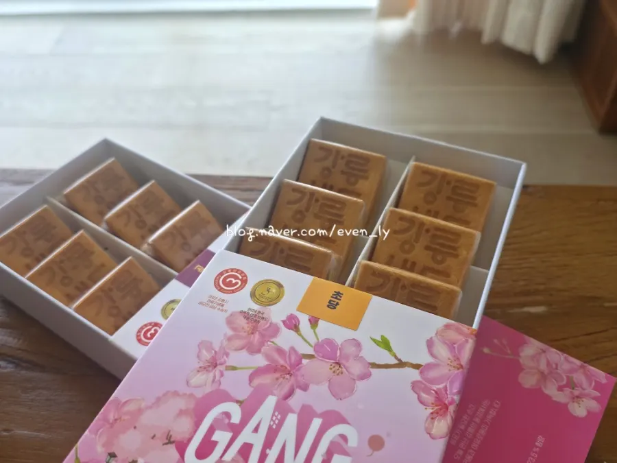 맛별 스티커가 붙은 샌드 포장