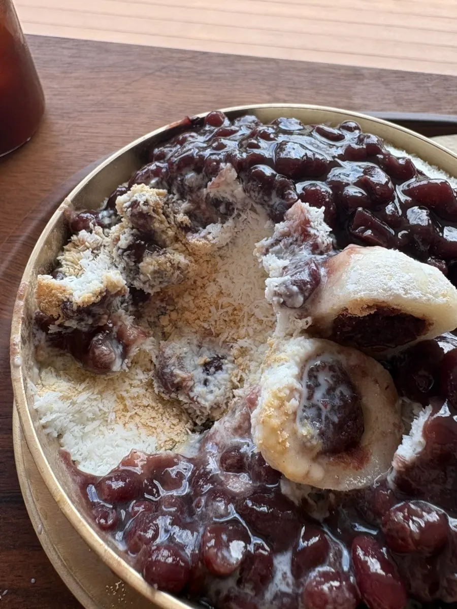 Shaved ice with red beans and milk ice